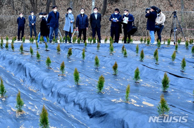 [서울=뉴시스]국회사진기자단 = 이헌승 국민의힘 국토교통위원회 간사와 위원들이 4일 광명·시흥 신도시가 들어설 부지를 LH 직원들이 조직적으로 사들였다는 의혹이 제기된 경기 시흥시 과림동 현장을 살펴보고 있다. 2021.03.04. photo@newsis.com