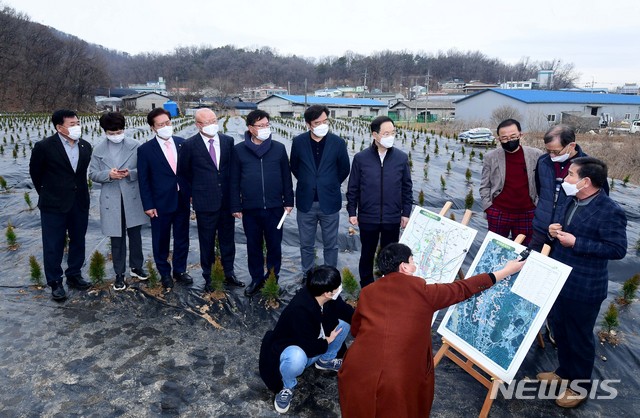 [서울=뉴시스]국회사진기자단 = 이헌승 국민의힘 국토교통위원회 간사와 위원들이 4일 광명·시흥 신도시가 들어설 부지를 LH 직원들이 조직적으로 사들였다는 의혹이 제기된 경기 시흥시 과림동 현장을 살펴보고 있다. 2021.03.04. photo@newsis.com