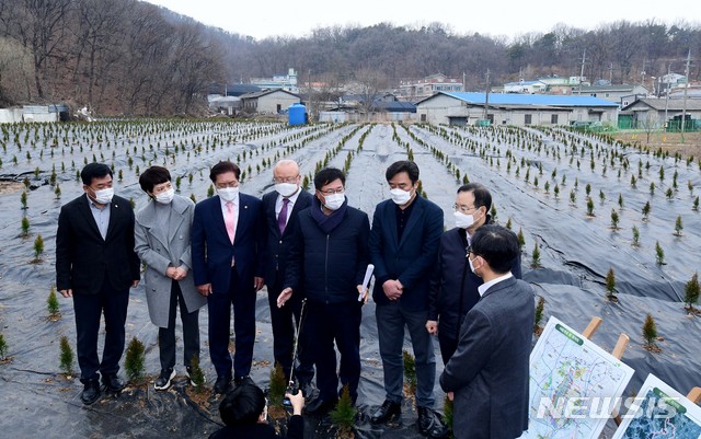 [서울=뉴시스]국회사진기자단 = 이헌승 국민의힘 국토교통위원회 간사와 위원들이 4일 광명·시흥 신도시가 들어설 부지를 LH 직원들이 조직적으로 사들였다는 의혹이 제기된 경기 시흥시 과림동 현장을 살펴보고 있다. 2021.03.04. photo@newsis.com