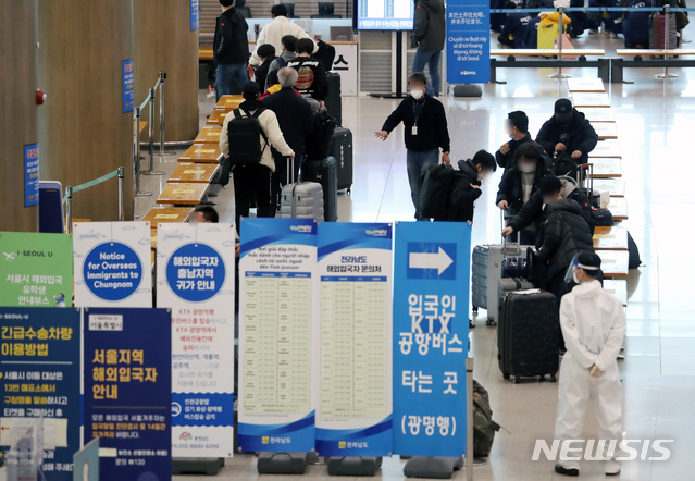 [인천공항=뉴시스]고승민 기자 = 코로나19의 여파가 계속된 지난 4일 인천국제공항 1터미널 입국장에서 해외 입국자들이 이동하고 있다. 2021.03.13. kkssmm99@newsis.com