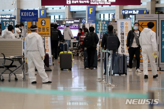 [인천공항=뉴시스]고승민 기자 = 0시 기준 코로나19 신규 확진자가 424명으로 이틀 연속 400명대로 집계된 지난 4일 인천국제공항 1터미널에서 해외 입국자들이 이동하고 있다. 이날 국내 발생 신규 확진자 수는 401명이다. 2021.03.04. kkssmm99@newsis.com