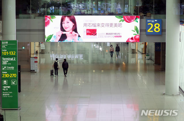 [인천공항=뉴시스]고승민 기자 = 지난 4일 인천국제공항 1터미널 면세구역이 한산하다. 2021.03.04. kkssmm99@newsis.com