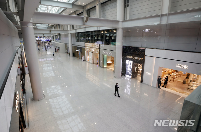 [인천공항=뉴시스]고승민 기자 = 사진은 지난 3월 인천국제공항 제1여객터미널의 면세구역 모습. 2021.05.25. kkssmm99@newsis.com