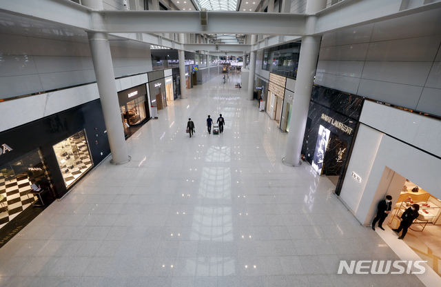 [인천공항=뉴시스]고승민 기자 = 지난 4일 인천국제공항 1터미널의 면세구역이 코로나19의 여파로 한산한 모습이다. 2021.03.13. kkssmm99@newsis.com