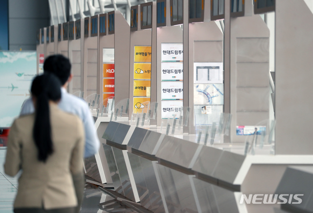 [인천공항=뉴시스]고승민 기자 = 인천국제공항 1터미널 내 여행사 부스 구역이 한산하다. 2021.03.04. kkssmm99@newsis.com