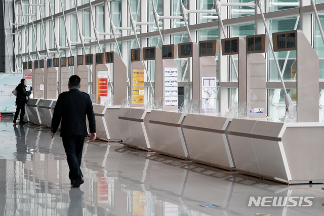 [인천공항=뉴시스]고승민 기자 = 지난 4일 인천국제공항 1터미널 내 여행사 부스 구역이 한산하다. 2021.03.04. kkssmm99@newsis.com