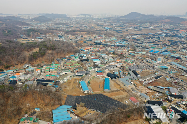 [시흥=뉴시스]김병문 기자 = 김상훈 국민의힘 의원이 LH직원의 투기 의혹이 제기된 지역의 토지거래 건수가 정부의 부동산대책 발표 전에 급증한 것으로 드러났다고 주장한 4일 오후 경기 시흥시 과림동 일대가 보이고 있다. 2021.03.04. dadazon@newsis.com