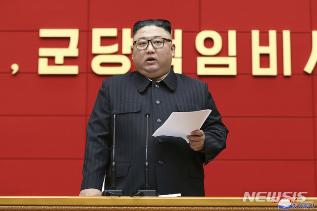 [평양=뉴시스]북한 조선중앙통신이 4일 제공한 사진에 김정은 국무위원장이 3일 평양의 조선노동당 중앙위원회 본부회의실에서 열린 제1차 시·군당 책임비서 강습회 개강사를 하고 있다. 2021.03.04.