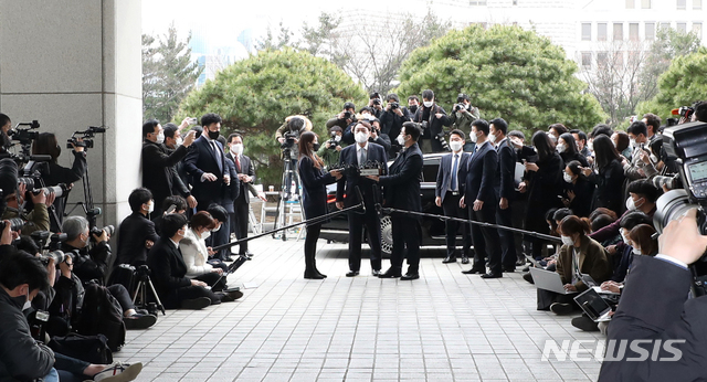 [서울=뉴시스]홍효식 기자 = 윤석열 검찰총장이 4일 오후 서울 서초구 대검찰청에서 총장직 사의 표명을 하고 있다. 2021.03.04. yesphoto@newsis.com 