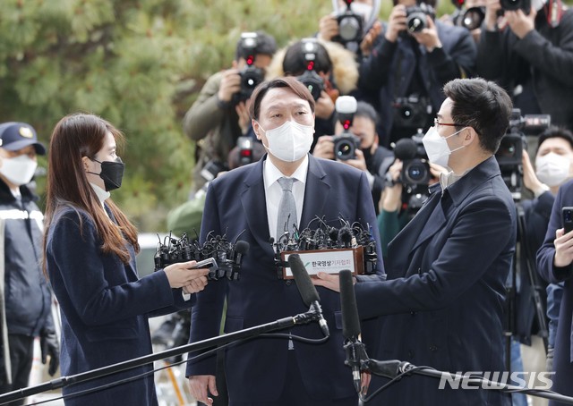 [서울=뉴시스]홍효식 기자 = 윤석열 검찰총장이 4일 오후 서울 서초구 대검찰청에서 총장직 사의 표명을 하고 있다. 2021.03.04. yesphoto@newsis.com