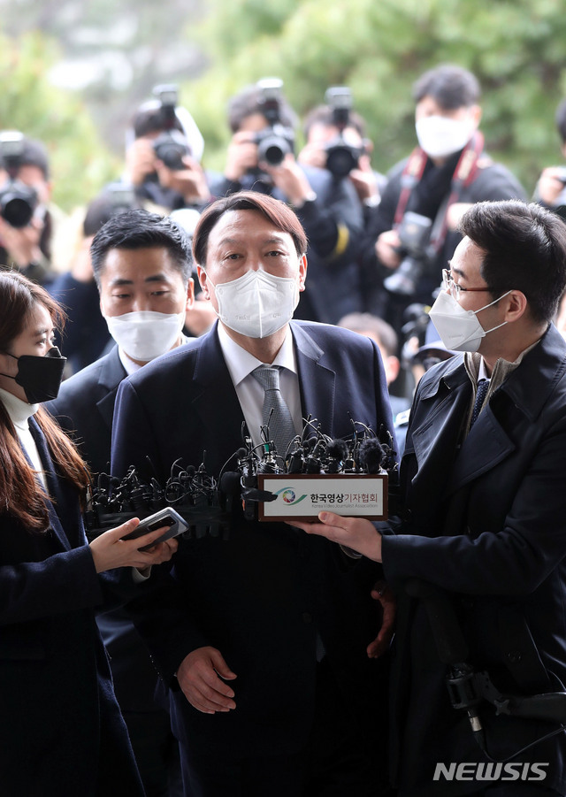 [서울=뉴시스]박주성 기자 = 윤석열 검찰총장이 4일 오후 서울 서초구 대검찰청에서 총장직 사의 표명을 한 뒤 청사로 들어서고 있다. 2021.03.04. park7691@newsis.com