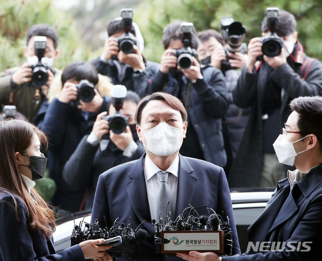 [서울=뉴시스]박주성 기자 = 윤석열 검찰총장이 4일 오후 서울 서초구 대검찰청에서 총장직 사의 표명을 하고 있다. 2021.03.04. park7691@newsis.com