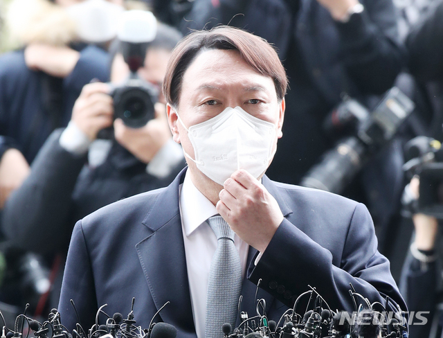 [서울=뉴시스]박주성 기자 = 윤석열 검찰총장이 4일 오후 서울 서초구 대검찰청에서 총장직 사의 표명을 하고 있다. 2021.03.04. park7691@newsis.com