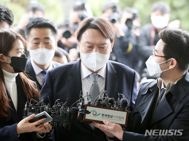 [서울=뉴시스]박주성 기자 = 윤석열 검찰총장이 4일 오후 서울 서초구 대검찰청에서 총장직 사의 표명 후 대검찰청으로 들어가고 있다. 2021.03.04. park7691@newsis.com