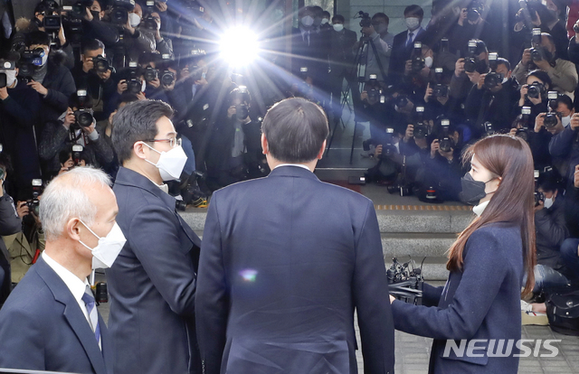 [서울=뉴시스]최진석 기자 = 윤석열 검찰총장이 4일 오후 서울 서초구 대검찰청에 도착해 총장직 사의를 표명하고 있다. 2021.03.04. myjs@newsis.com