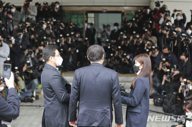 [서울=뉴시스]최진석 기자 = 윤석열 검찰총장이 4일 오후 서울 서초구 대검찰청에 도착해 총장직 사의를 표명하고 있다. 2021.03.04. myjs@newsis.com