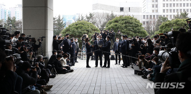 [서울=뉴시스]홍효식 기자 = 윤석열 검찰총장이 4일 오후 서울 서초구 대검찰청에서 거취 관련 입장을 밝히고 있다. 2021.03.04. yesphoto@newsis.com