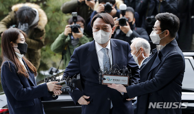 [서울=뉴시스]홍효식 기자 = 윤석열 검찰총장이 4일 오후 서울 서초구 대검찰청에서 거취 관련 입장을 밝히기 위해 이동하고 있다. 2021.03.04. yesphoto@newsis.com