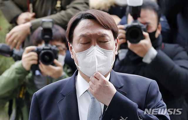 [서울=뉴시스]홍효식 기자 = 윤석열 검찰총장이 4일 오후 서울 서초구 대검찰청에서 거취 관련 입장을 밝히며 마스크를 만지고 있다. 2021.03.04. yesphoto@newsis.com