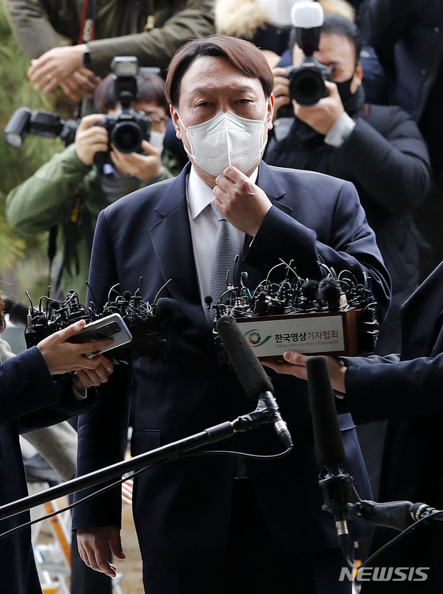 [서울=뉴시스]홍효식 기자 = 윤석열 검찰총장이 4일 오후 서울 서초구 대검찰청에서 거취 관련 입장을 밝히며 마스크를 만지고 있다. 2021.03.04. yesphoto@newsis.com