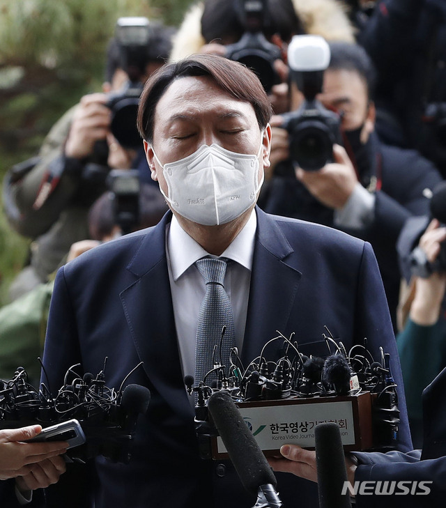 [서울=뉴시스]홍효식 기자 = 윤석열 검찰총장이 4일 오후 서울 서초구 대검찰청에서 거취 관련 입장을 밝히고 있다. 2021.03.04. yesphoto@newsis.com