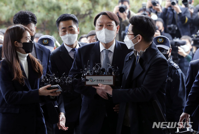 [서울=뉴시스]홍효식 기자 = 윤석열 검찰총장이 4일 오후 서울 서초구 대검찰청에서 거취 관련 입장을 밝힌 뒤 이동하고 있다. 2021.03.04. yesphoto@newsis.com