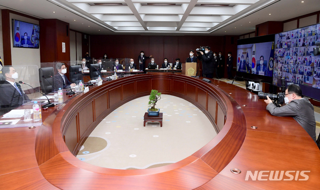 [서울=뉴시스]사진공동취재단 = 김명수 대법원장이 4일 서울 서초구 대법원에서 화상으로 열린 전국법원장회의에서 인사말을 하고 있다. 2021.03.04. photo@newsis.com