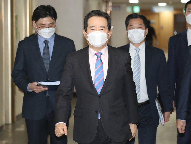 [서울=뉴시스]김명원 기자 = 정세균 국무총리가 4일 서울 종로구 정부서울청사 합동브리핑실에 현안 관련 정례브리핑을 위해 이동하고 있다. (공동취재사진) 2021.03.04. photo@newsis.com 