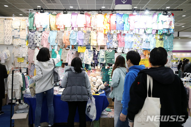 [서울=뉴시스]김선웅 기자 = 지난 3월4일 서울 강남구 코엑스에서 열린 임신·출산·육아 박람회 베페 베이비페어에서 아동복 등 각종 육아 용품이 전시, 판매되고 있다. 2021.03.04. mangusta@newsis.com