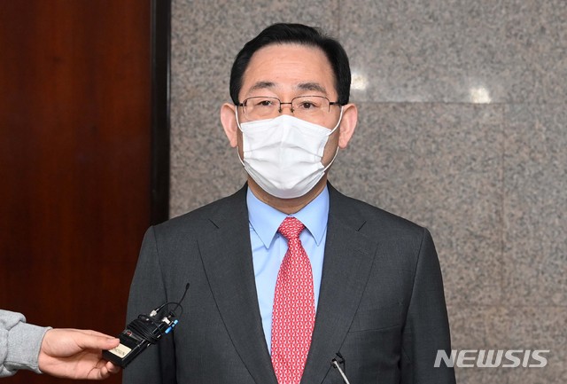 [서울=뉴시스]최동준 기자 = 주호영 국민의힘 원내대표가 4일 서울 여의도 국회에서 윤석열 검찰총장의 사퇴와 관련해 취재진의 질문에 답변하고 있다. (공동취재사진) 2021.03.04. photo@newsis.com