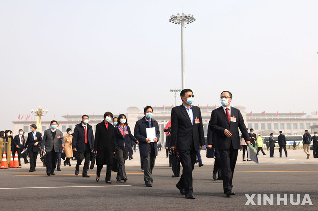 [베이징=신화/뉴시스] 4일 중국 베이징에서 중국인민정치협상회의(정협) 대표들이 개막식 참석을 위해 인민대회당으로 이동하고 있다. 정협 회의는 이날 개막해 오는 10일 막을 내린다. 2021.03.04