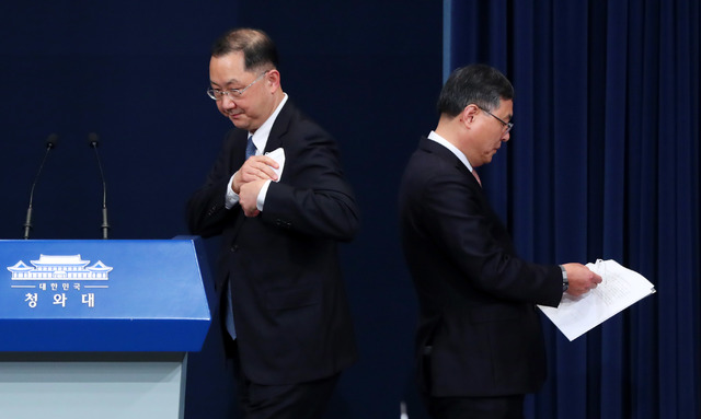 [서울=뉴시스]추상철 기자 = 임명된 신임 김진국(왼쪽) 청와대 민정수석비서관이 4일 청와대 춘추관 대브리핑룸에서 인사말을 하기 위해 단상으로 오르고 있으며 사의한 신현수 청와대 민정수석이 단상을 내려가고 있다. 2021.03.04. scchoo@newsis.com