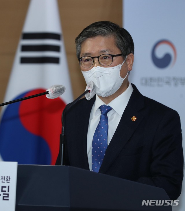 [서울=뉴시스]김명원 기자 = 변창흠 국토교통부 장관이 4일 오후 서울 종로구 정부서울청사 합동브리핑실에서 3기 신도시 투기 관련 브리핑을 하고 있다. (공동취재사진) 2021.03.04. photo@newsis.com