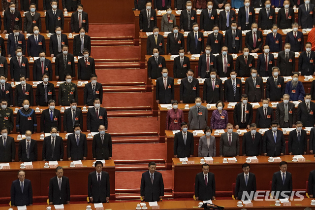 [베이징=AP/뉴시스] 중국 최대 연례 정치행사인 양회(兩會·전국인민대표대회와 전국인민정치협상회의)가 4일 막을 올렸다. 4일 오후 베이징 인민대회당에서 정협 개막식이 열리고 있다. 2021.03.04 