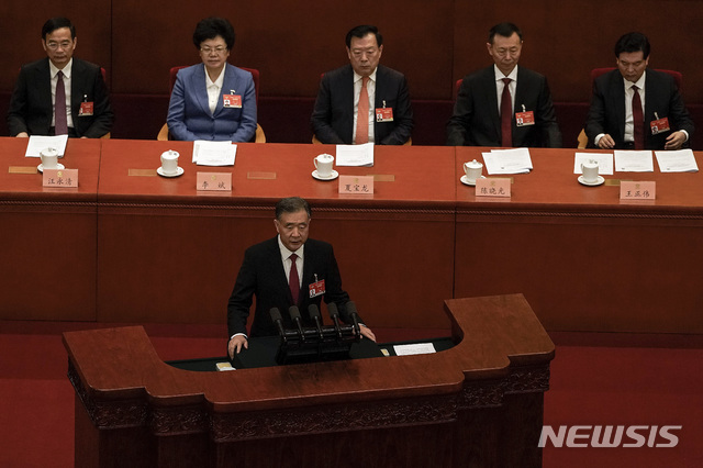 [베이징=AP/뉴시스] 중국 최대 연례 정치행사인 양회(兩會·전국인민대표대회와 전국인민정치협상회의)가 4일 막을 올렸다. 4일 오후 베이징 인민대회당에서 열린 정협 개막식에서 왕양 정협 주석이 업무보고를 하고 있다. 2021.03.04 