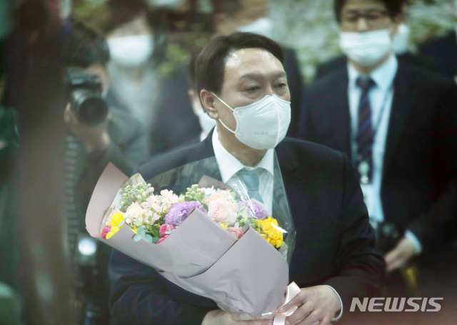 [서울=뉴시스]박주성 기자 = 윤석열 전 검찰총장이 4일 오후 서울 서초구 대검찰청에서 직원에게 꽃다발을 받은 후 대검찰청을 나서고 있다. 2021.03.04. park7691@newsis.com