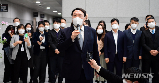 [서울=뉴시스]홍효식 기자 = 윤석열 전 검찰총장이 4일 오후 서울 서초구 대검찰청을 떠나며 직원들에게 인사하고 있다. (공동취재사진) 2021.03.04. photo@newsis.com