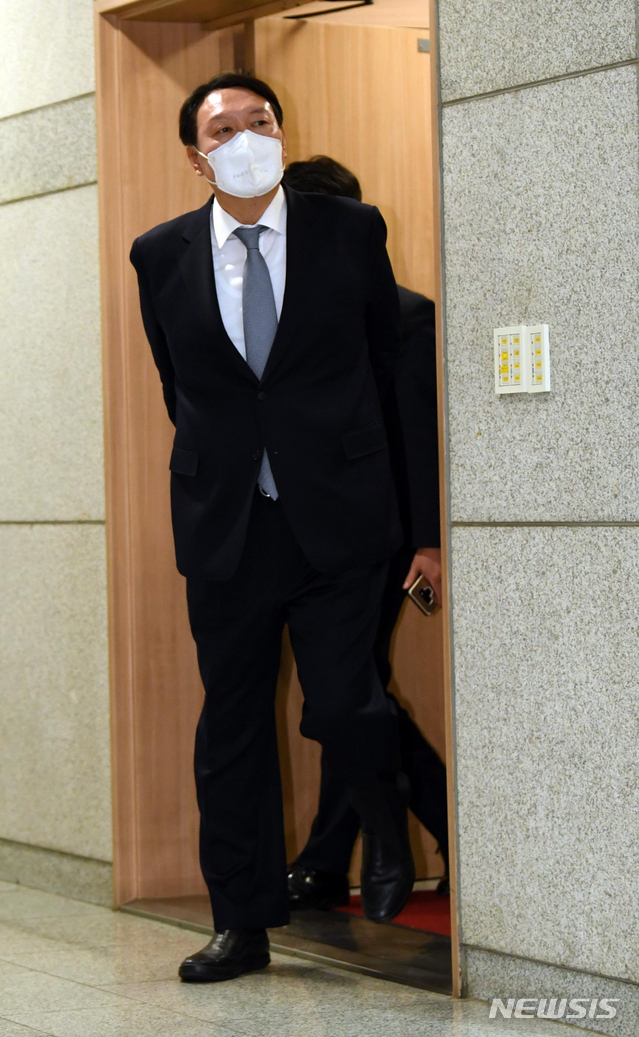 [서울=뉴시스]홍효식 기자 = 윤석열 전 검찰총장이 지난 4일 오후 서울 서초구 대검찰청에서 직원들에게 인사하기 위해 청사를 나서고 있다. (공동취재사진) 2021.03.04. photo@newsis.com