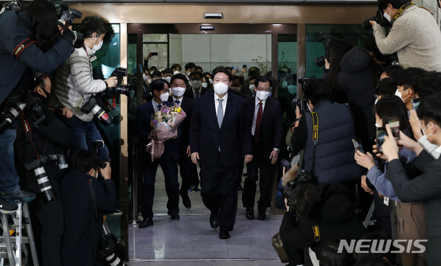 [서울=뉴시스]홍효식 기자 = 사의를 표명한 윤석열 전 검찰총장이 4일 오후 서울 서초구 대검찰청을 떠나고 있다. 2021.03.04. yesphoto@newsis.com