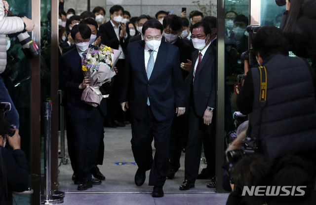 [서울=뉴시스]홍효식 기자 = 사의를 표명한 윤석열 전 검찰총장이 지난달 4일 오후 서울 서초구 대검찰청을 떠나고 있다. 2021.03.04. yesphoto@newsis.com