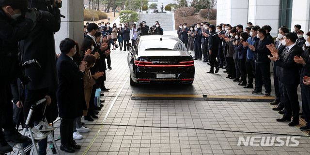 [서울=뉴시스]홍효식 기자 = 사의를 표명한 윤석열 전 검찰총장이 탄 차량이 지난 4일 오후 서울 서초구 대검찰청을 떠나고 있다. 2021.03.04. yesphoto@newsis.com