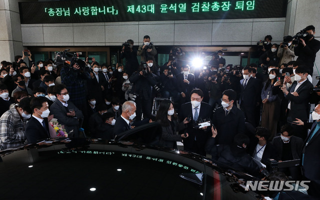 [서울=뉴시스]홍효식 기자 = 사의를 표명한 윤석열 전 검찰총장이 4일 오후 서울 서초구 대검찰청을 떠나고 있다. 2021.03.04. yesphoto@newsis.com