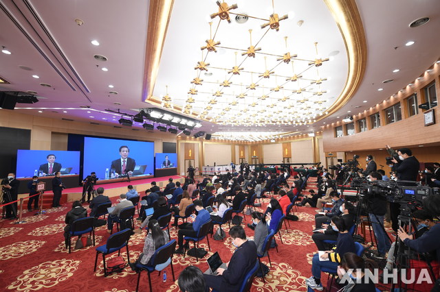 [베이징=신화/뉴시스]취재진들이 4일 중국 수도 베이징에서 열린 13기 전국인민대표대회(전인대) 4차 회의 기자회견에 참석해 있다. 장예쑤이 전인대 대변인은 연례회의 개막을 하루 앞둔 이날 오후 화상 기자회견을 열고 일정과 의제를 설명했다. 2020.03.04.