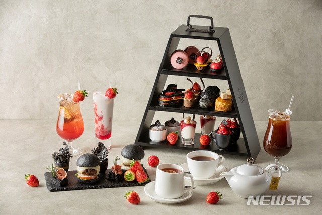 [서울=뉴시스]쉐라톤 그랜드 인천 '커넥션' '클럽 라운지'의 '딥 인 더 스트로베리'