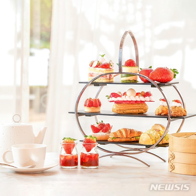 [서울=뉴시스]파라다이스호텔 부산 '로비_라운지'의 '스트로베리 블라썸' 중 '애프터눈 티 세트'