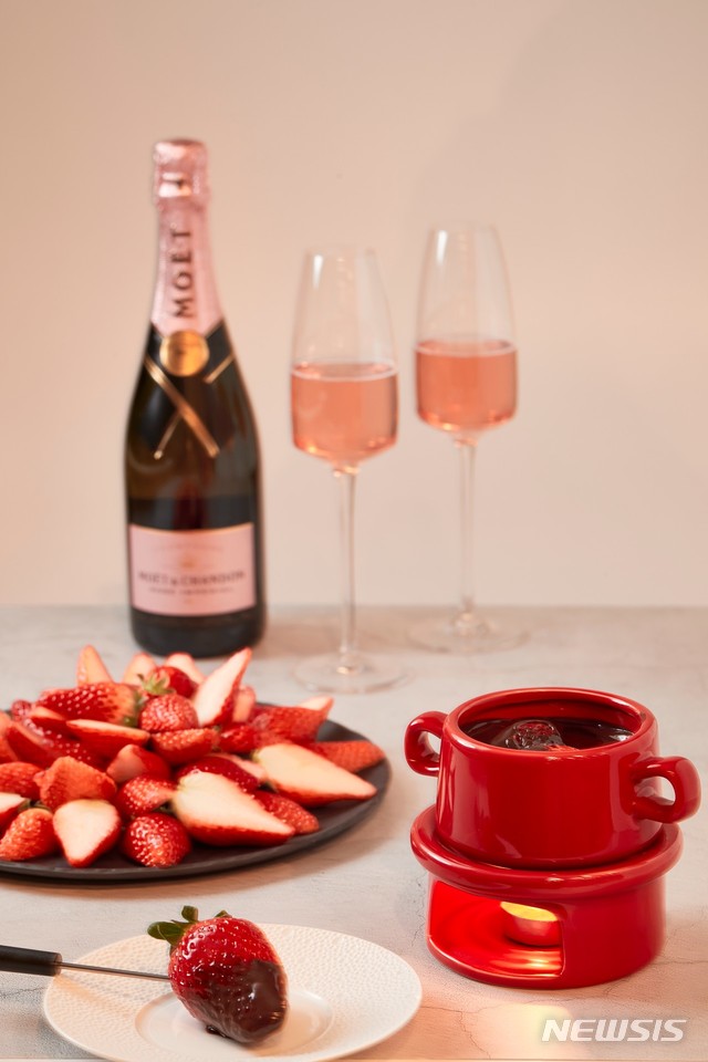 [서울=뉴시스]파라다이스호텔 부산 '로비_라운지'의 '스트로베리 블라썸' 중 '러블리 세트’