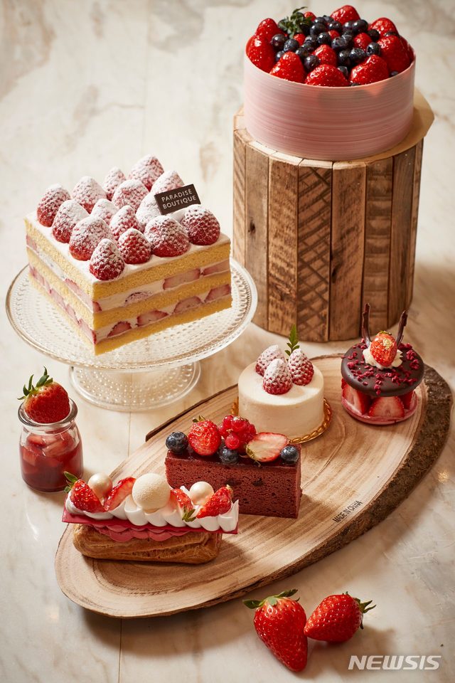 [서울=뉴시스]파라다이스호텔 부산' '부티크 베이커리'의 '스트로베리 블라썸' 중 '시그니처 홀 케이크' 2종과 '피스 디저트'들