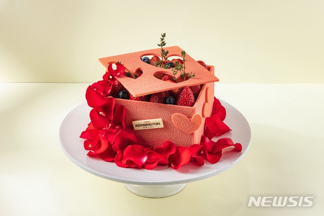 [서울=뉴시스]켄싱턴호텔 여의도 ‘델리 앤 카페’의 '로즈 화이트데이 케이크'