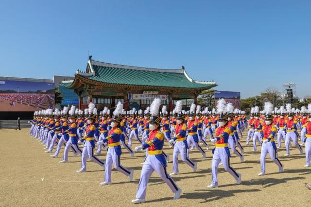 [서울=뉴시스] 육군사관학교 81기 신입 생도들이 지난달 26일 화랑연병장에서 열린 입학식에서 행진하고 있다. 2021.03.05. (사진=박재윤 병장 제공) *재판매 및 DB 금지