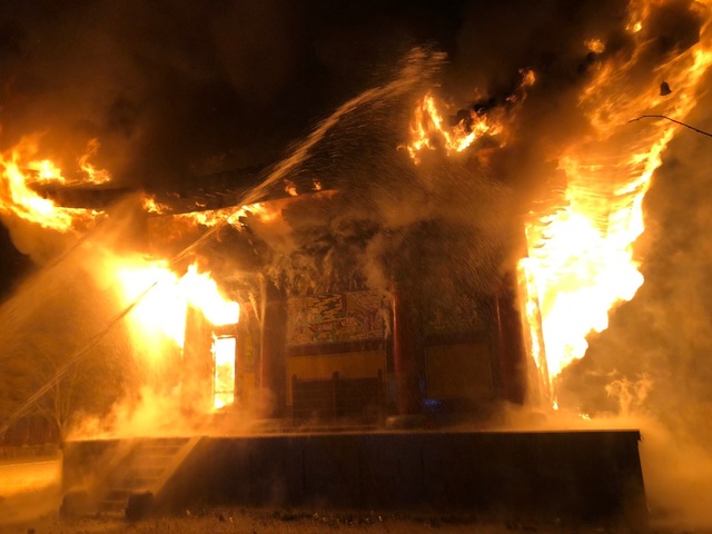 [정읍=뉴시스]윤난슬 기자 = 5일 오후 6시 50분께 전북 정읍시 내장사 대웅전에서 불이 났다. (사진=전북소방 제공) 2021.03.05. photo@newsis.com *재판매 및 DB 금지